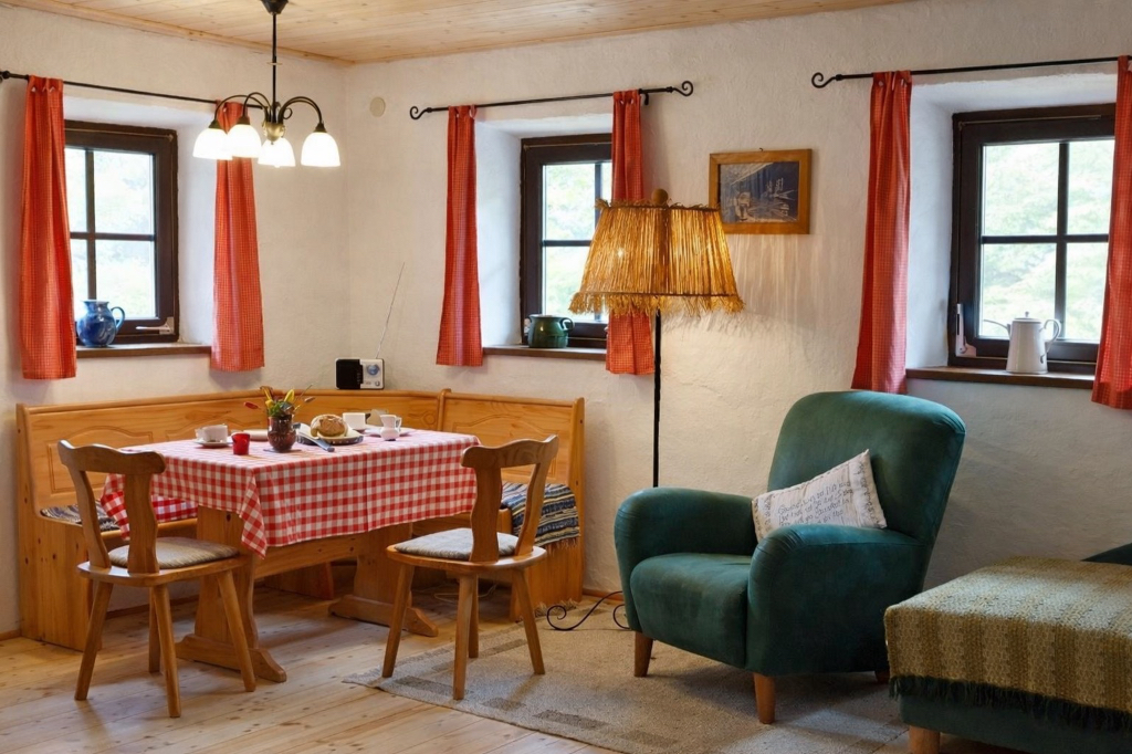 Fiedlerstal H�tte im Wienerwald � herein in die gute Stube 